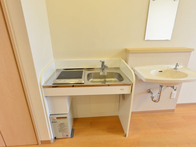居室の簡易キッチン 居室のキッチン・洗面所 自室に備わっている清潔なミニキッチンです。自分でお茶を沸かすなど、日常生活の一コマを楽しめます。