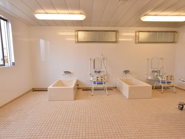 清潔な浴室設備の空間 大きな浴室 ゆったりとした浴室には、安心安全のための手すり付きのお風呂が完備されており、快適な入浴が叶います。