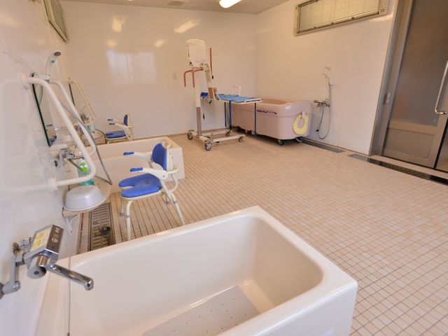 清潔な浴室の一角 浴室の様子 ゆったりとした設計の浴室で、安全に配慮されたバスチェアやリフトが備わっており、快適にご利用頂けます。