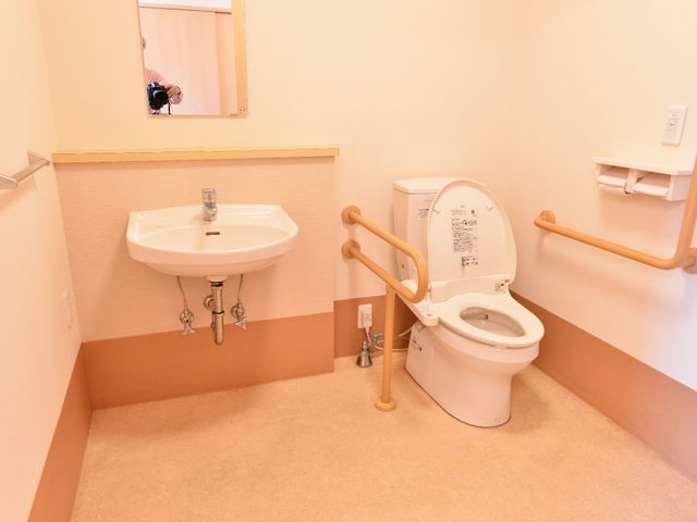 バリアフリートイレ 洋式トイレ 安全に配慮した手すり付きの清潔なトイレで、快適な使い心地を実現しています。サポートが必要な方も安心してお使いいただけます。