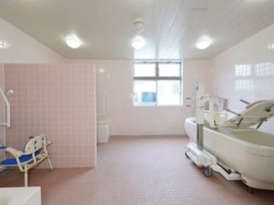 広々とした明るい浴室