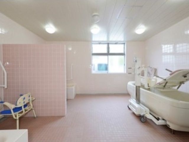 広々とした明るい浴室 浴室 ゆとりある空間の清潔感のあふれる浴室です。利用者の安全を考えた設備が整っており、安心してご利用いただけます。