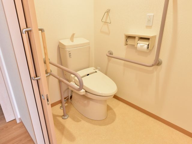 バリアフリートイレ 居室のトイレ 手すり付きのトイレです。どなたも使いやすい配慮がされており、安心して就業できる環境が整っています。