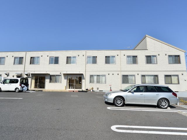 快適なエントランスの施設 駐車スペース ゆったりとした駐車場を備えた明るいエントランスです。手すりが設置されたバリアフリー設計になっており、どなたでも安心してお越しいただけます。