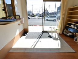 明るいエントランスの風景