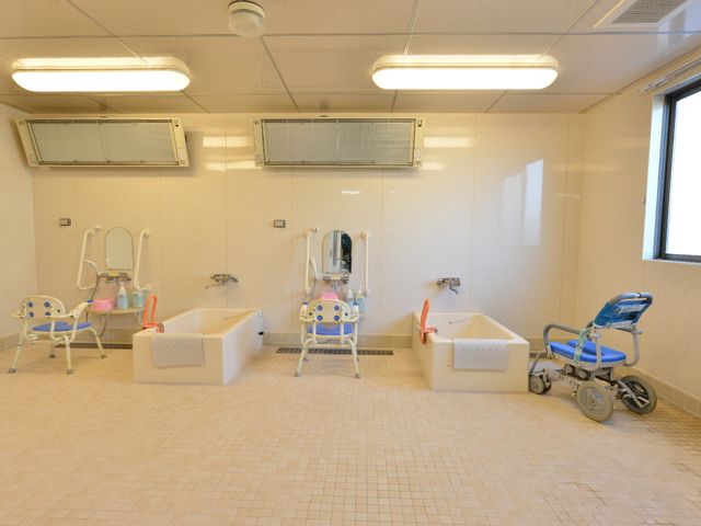 バリアフリー浴室設備 浴室の手すり 安全第一を考えた設計の浴室です。介助しやすい構造で、ゆったりとしたバスタイムを提供します。