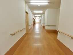 明るく清潔な廊下