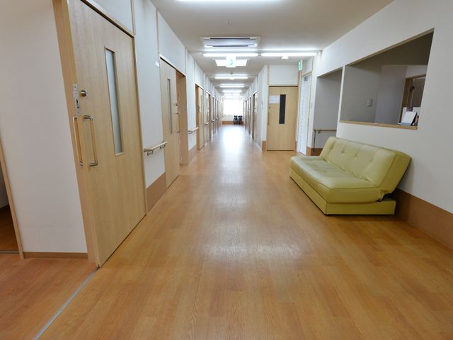 清潔な廊下の様子 廊下 ソファが配置された広々とした廊下は、明るく快適な空間を提供しています。利用者の安らぎの場ともなっております。
