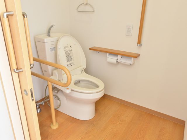 バリアフリートイレ設備 個室のトイレ 手すり付きで安全に配慮されたトイレの設備です。機能性と使いやすさを兼ね備え、皆様の快適な日常生活をサポートします。