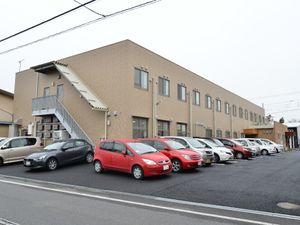 外観の建物と駐車場