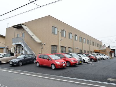 外観の建物と駐車場