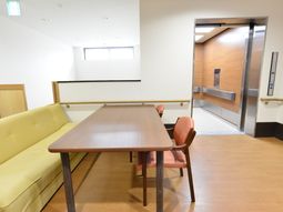 落ち着いた休憩室の風景