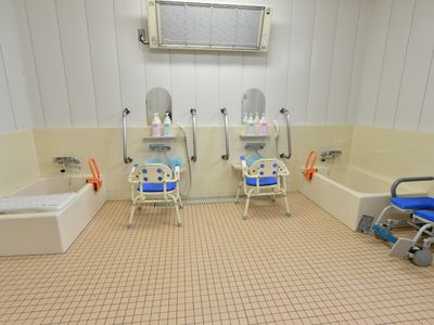 バリアフリー設計の浴室