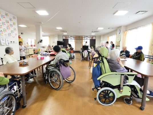 明るい共用食堂の様子
