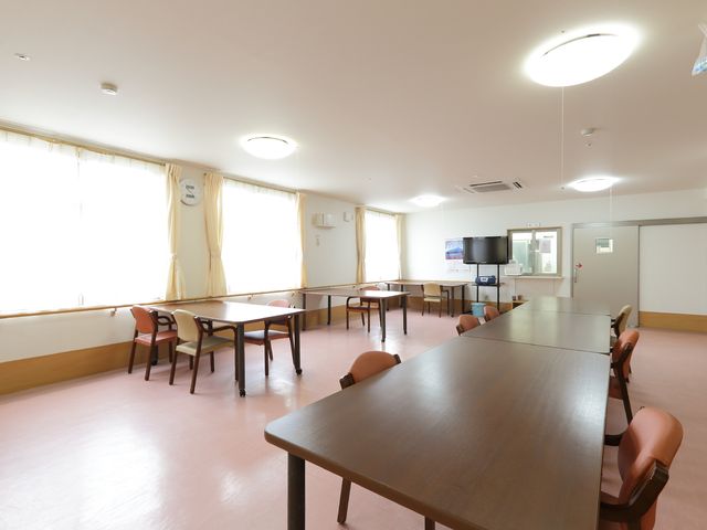 広々とした明るい食堂 リビング ゆったりとしたテーブル配置で、明るく開放的な雰囲気の食堂です。ここでの時間は居心地の良さを感じていただけるでしょう。