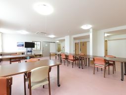 広々とした明るい食堂