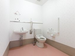 バリアフリーのトイレ空間