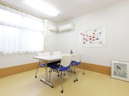 白い壁の明るい多目的室