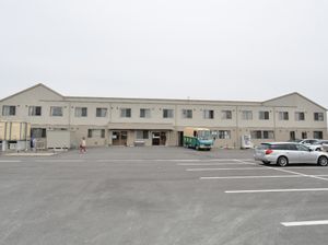 広々とした駐車場と建物