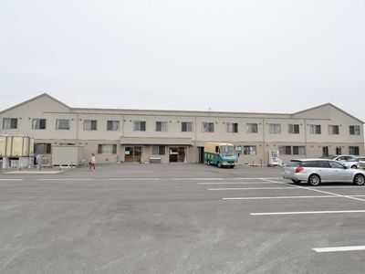 広々とした駐車場と建物