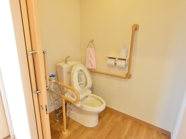 明るい広々としたトイレ トイレ 手すりが設置された清潔なトイレです。安全に配慮された作りで、どなたでも心地よくお使いいただけます。