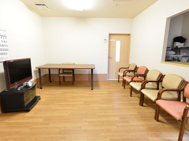 共有スペースとテレビ テレビ鑑賞 ゆとりある広さの多目的室です。テレビや椅子を配置しており、共有の娯楽空間としてお使いいただけます。