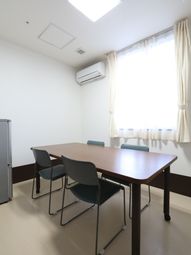 シンプルな家具の部屋