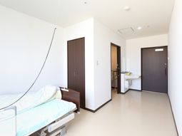明るい居室の様子