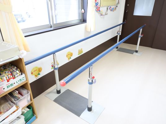 廊下の手すりと床面
