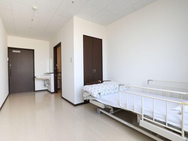 清潔感ある居室 居室 ゆとりのある居室で、利用者の方々が快適に過ごせる空間が整えられています。ベッドには柔らかな寝具が用意され、リラックスしてお休みいただけます。
