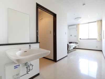 広々とした明るい居室