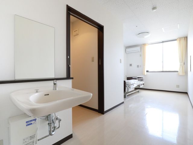 広々とした明るい居室 居室 開放的な空間の居室で、ゆったりとした時間を過ごせます。個々のニーズに対応するシンプルなデザインが特徴です。