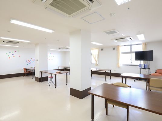 多目的室の明るい空間