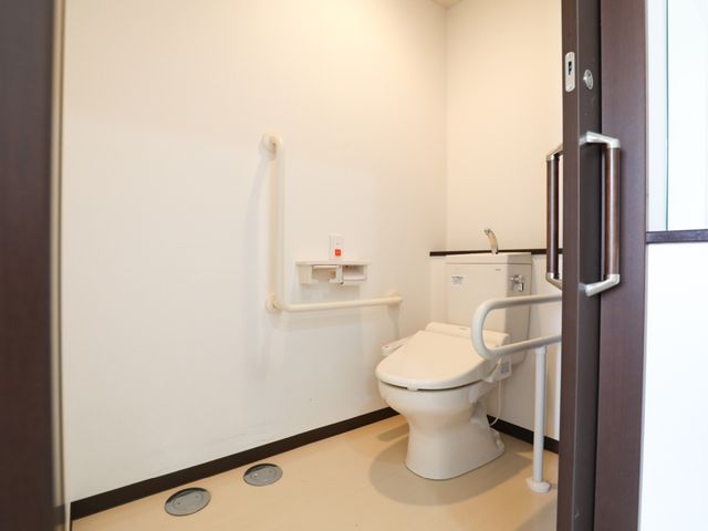 バリアフリートイレ設備 トイレ 手すり付きで安全性に配慮した清潔なトイレです。利用者の快適な日常生活をサポートします。