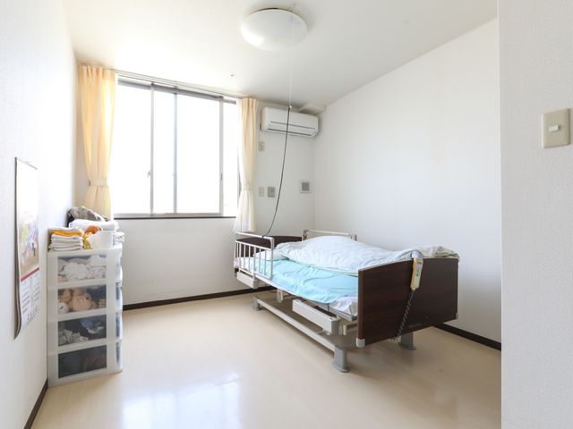 明るい居室 居室 広々とした窓で自然光がたっぷり入る居室です。必要な備品が整い、快適な生活空間をご用意しています。