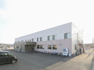 白い建物の外観