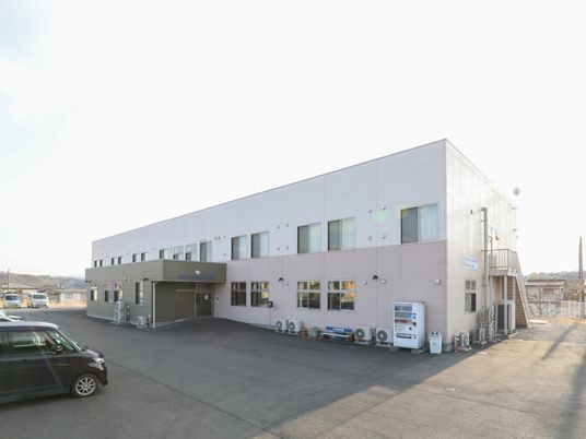 白い建物の外観