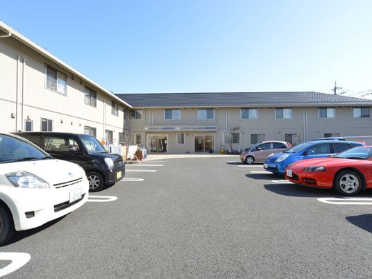 建物正面と駐車場
