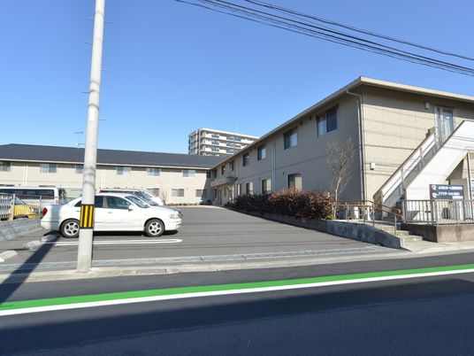 広々とした施設の外観