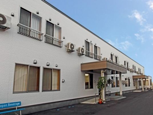 白壁の建物とエントランス