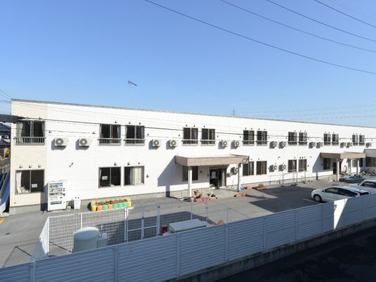 白壁の建物とエアコン