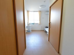 明るい居室の様子