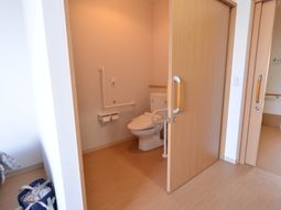 バリアフリー設計のトイレ