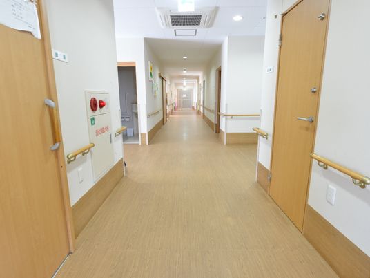 明るい廊下と部屋の扉