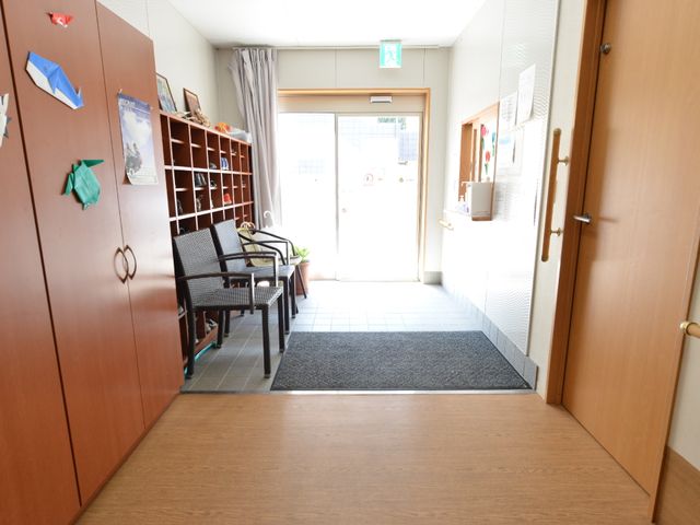 エントランスの様子 入口2 お出迎えするエントランスは、明るく開放的な空間となっており、待合いには椅子も完備されています。ゆったりとした時間をお過ごしいただける環境です。