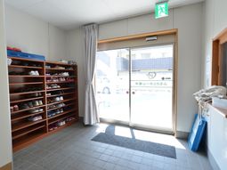 玄関の靴棚とドア