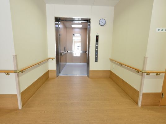 手すり付廊下とエレベーター