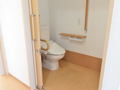 手すり付きの清潔なトイレ