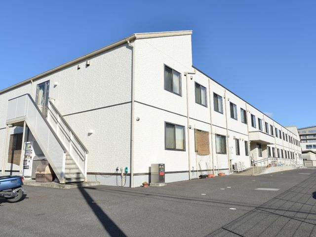 白壁の建物と青空