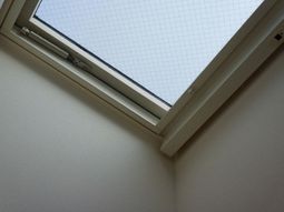 空と窓のコーナービュー